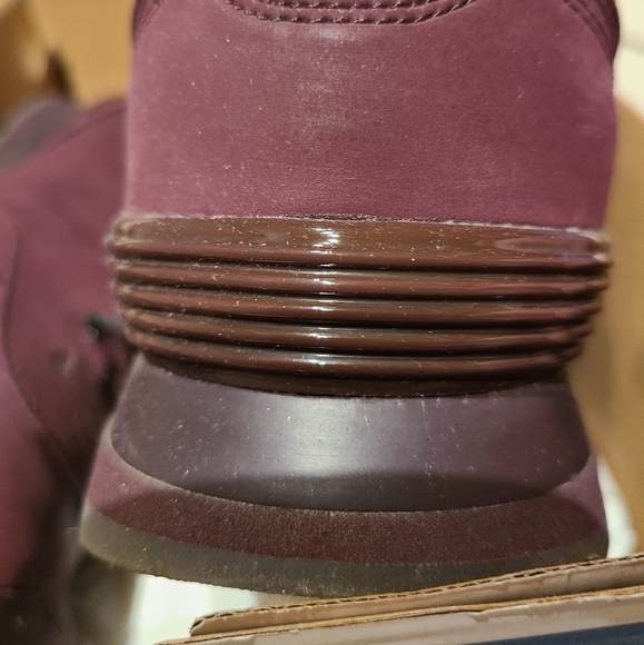 New Balance sneakers 11.5 burgundy/gold - Picture 4 of 6